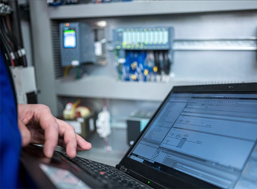 Modernización del control industrial con SoftPLC y gestión unificada de borde